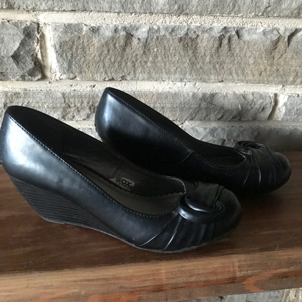 Black wedges